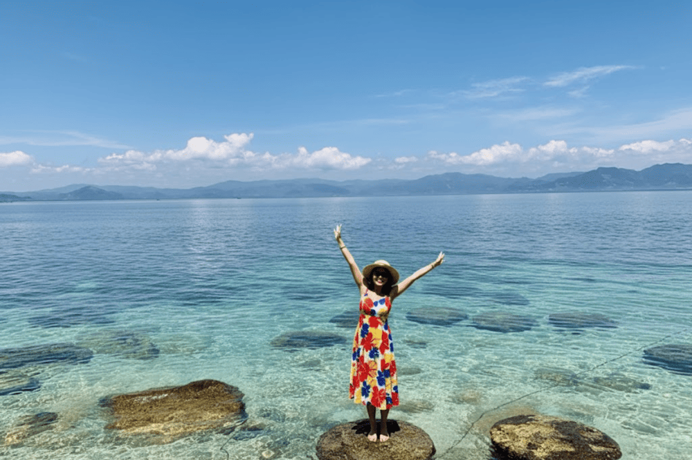 Tham quan vào sáng sớm hoặc chiều muộn giúp tránh ánh nắng gay gắt khi sống ảo